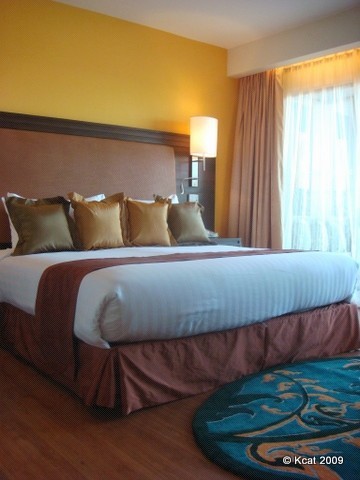 King size bed, 房間是走Thai Modern Chic 的路線