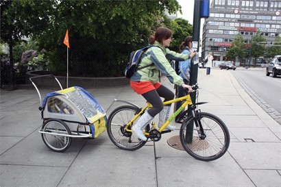 在奧斯陸街頭, 經常見到很多人騎自行車, 有些還帶著寶寶呢!