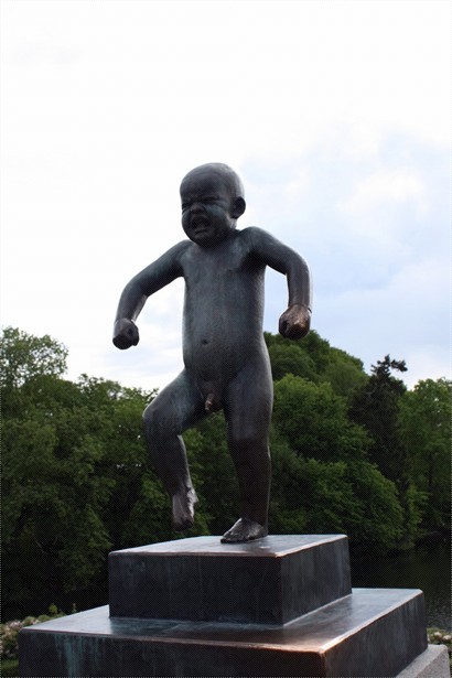 這個小孩雕塑是全公園最出名的, 到此的遊客一定會走到這裡扼著它的小手跟它合照.