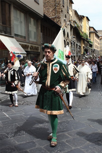 表演者穿上不同款色的中世紀服裝, 令遊客彷如回到15-6世紀.