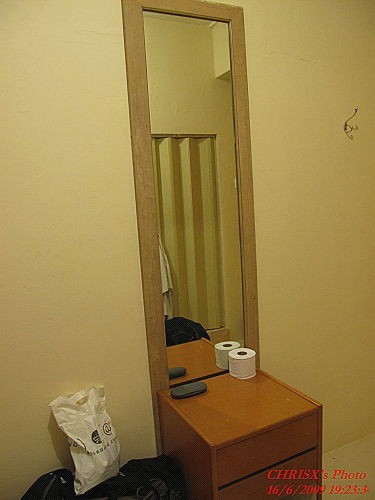 房內嘅梳妝枱同一大塊鏡