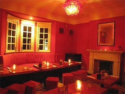 酒吧里以紅色為主調，溫馨浪漫 