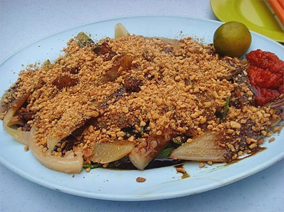 魷魚雍菜，上面淋了特製甜醬，再加上花生碎，很特別。