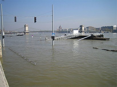 多瑙河水位上升淹沒賣船票亭