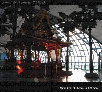 曼谷的機場擺放著數個富有特色的神龕