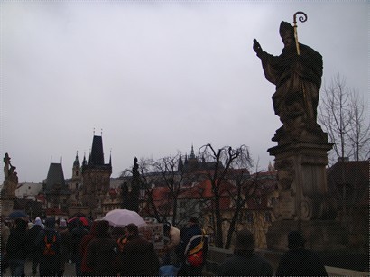 查理四世大橋兩旁有不少捷克偉人的雕像。