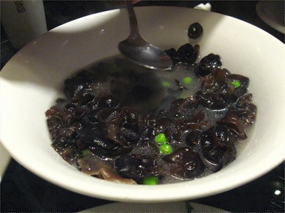 雲耳青豆湯，味道不濃，吃完濃味的食物再渴這湯，不錯！
