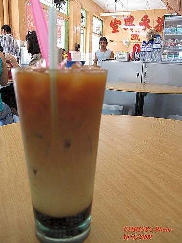 三色冰奶茶(RM$2.5)，喺香港未見過，茶味夠濃夠香滑，甜味適中，味道唔錯