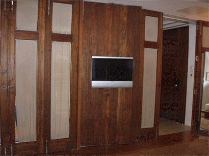 電視機這扇門是可以轉的，可轉至對著大梳化或對著床。
