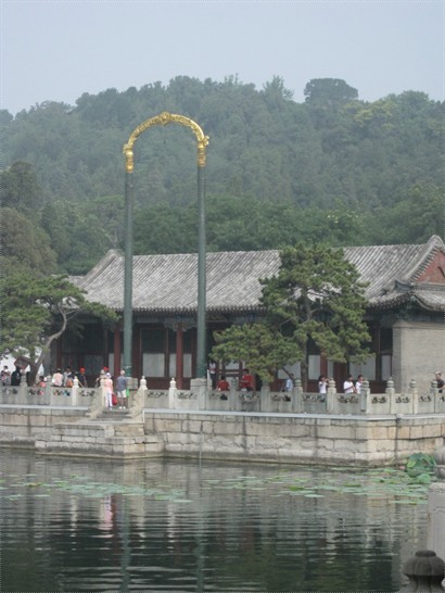 水木自親殿，為樂壽堂的宮門，是五間的堂殿。