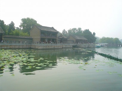 北京的天空總是灰濛濛的，湖邊景色，若有若無。