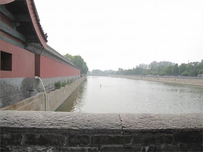 四面環有高10米底闊8.62米的城牆和寬52米的筒子河。