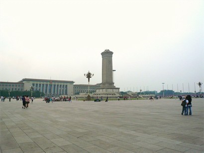 廣場西邊的是人民大會堂。今天沒有風，在天安門廣場看不到有人放風箏。