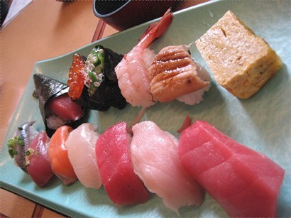套餐,共13件壽司(其中一件是玉子燒)