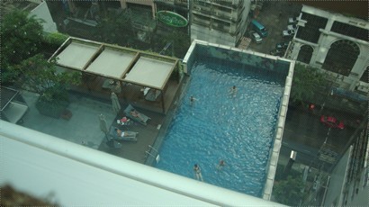 從窗戶可以看到露天游泳池。