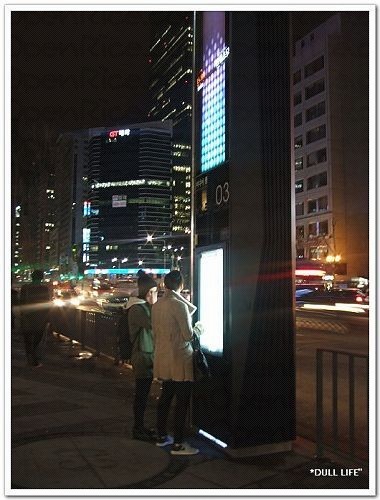 如果你在韓國街頭看到這個東西.一定要去玩它是一部拍照機來的..