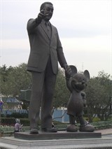 華特迪士尼與米奇的銅像