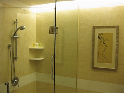 獨立玻璃淋浴房 - 只係toilet的1/5空間
