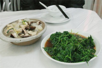 左：冬瓜肉片菌菇煲  /  右：草頭