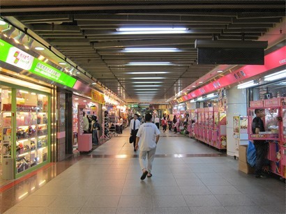 由台北車站走地下街去懷寧街，也即是捷運的z6出口，好方便。