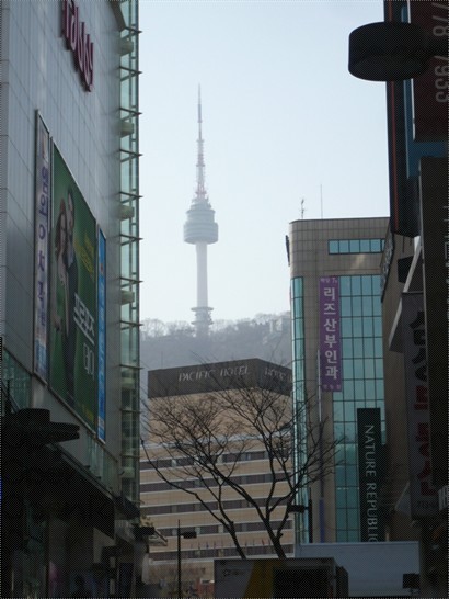 明洞中央街可以望到南山N Seoul Tower