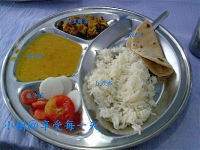 呢個係印度最普通的set meal．有菜；沙律；nann；飯．原來印度飯有點似意大利飯，有少少硬