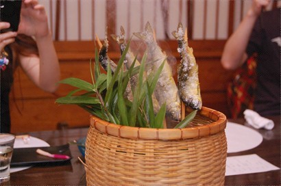 第五道鹽烤香魚，上菜時竹籠還在冒著煙，作法是把茶葉放進竹籠悶燒裡讓烤好的香魚沾上燻茶的香味。