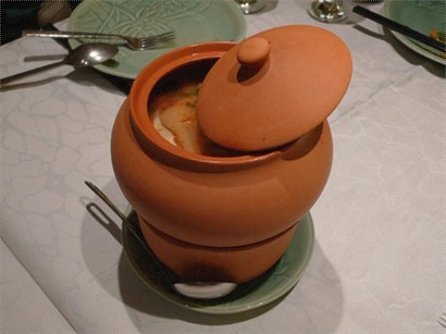這是啥？陶器大展嗎？這是泰式料理裡赫赫有名的酸辣蝦湯。