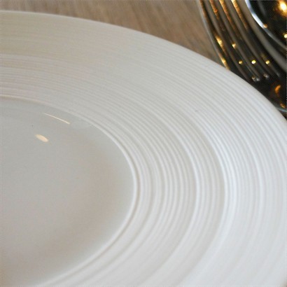  看似簡單的陶瓷碟, 細而密的線條卻出賣了它的複雜。
