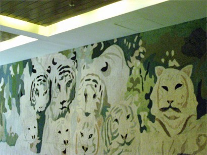 餐廳內以白老虎圖案為壁畫