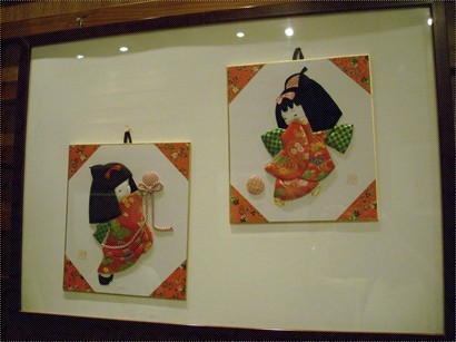 店內有些日本娃娃手工藝掛畫