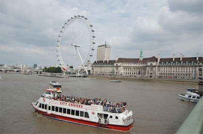 泰晤士河上的 London Eye 及國會大樓