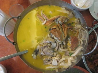 一個包含太湖蟹, 白蝦等湖鮮的鍋(39元);