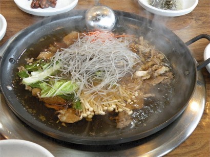 韓式火鍋(仍是豬肉, 菜, 菇及韓國粉絲)