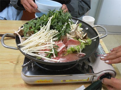 韓式火鍋(一般都是豬肉, 菜及菇)