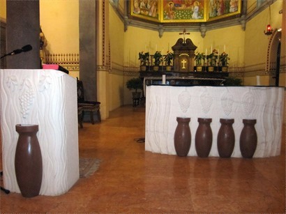 祭台上的五個水壺
