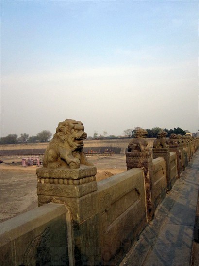 橋上有498隻石獅子，其中大獅子281隻，小獅子198隻。天下無雙的。