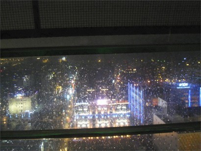 可惜落雨,在車箱內望向台北夜景也是濛濛的
