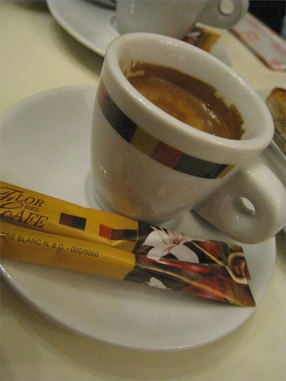 Espresso看來深棕啡色的Crema很是對版，不過...