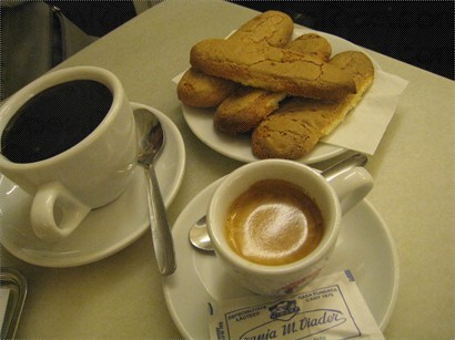 一碟Melindros、一杯熱巧克力及咖啡，已經是很滿足了
