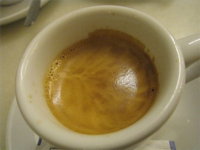Espresso看起來Crema層夠厚，但甘香中苦澀味頗重