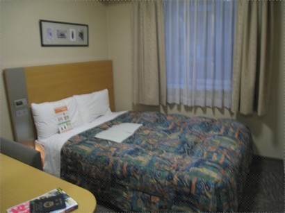 地方很小,不過日本的酒店房間都比較細,乾淨也比較新,最可惜是電視太小