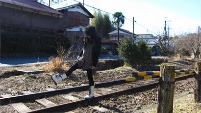 因為一小時才有一班火車，所以我到鉄道拍照去。可惜只有一個人，要自拍了很多張才拍到。＝w－