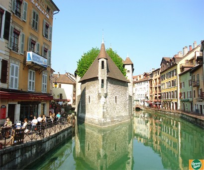 12世紀興建的小島宮就在兩條運河的交匯處