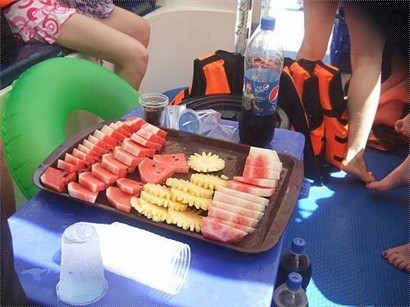 船上有免費水同汽水供應，回程時仲有冰凍西瓜及菠蘿呢~