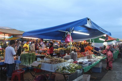 菲律賓夜市場大概於傍晚6-7時才開始擺賣, 其中主售當地水果, 辣椒, 醬料,作為手信也不錯. 