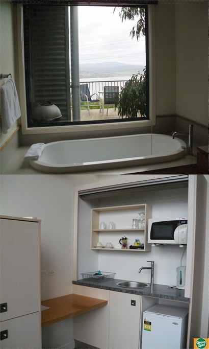 上圖:浴室內亦可觀賞海景;下圖:除了煮食用的器俱,杯杯碟碟,一應區全