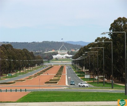 最前方的那座建築物便是國會大樓,大樓頂上插有一支澳洲國旗