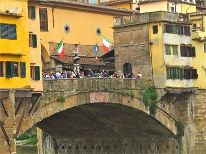 Ponte Vecchio 老橋.....整條橋上都是賣金器首飾的!