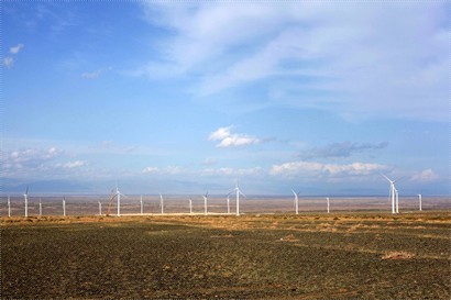 新疆有很多風力發電站和太陽能板的，真環保！